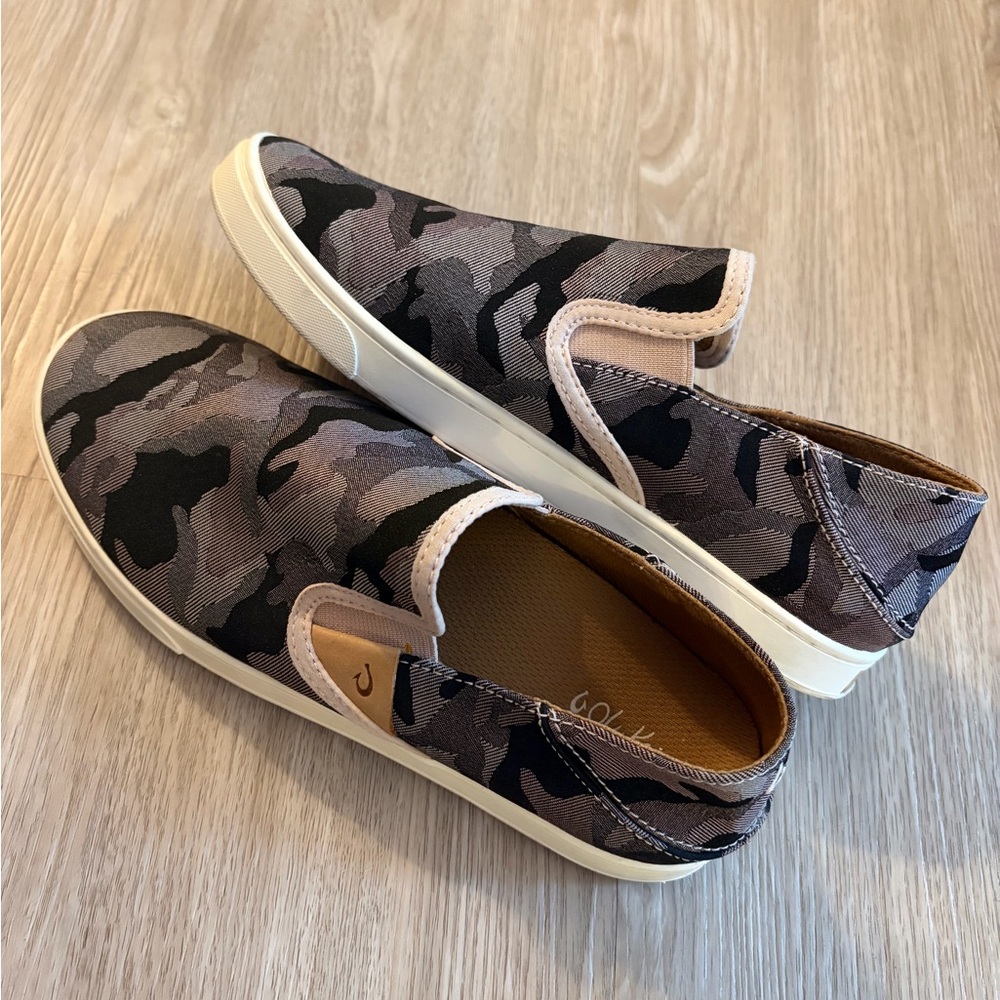 OluKai Women's Pehuea pa’i Gray & Pink Camo Slip Ons
